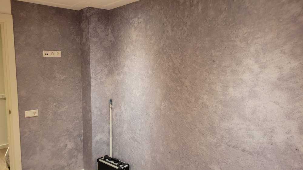 Donker geborsteld beton