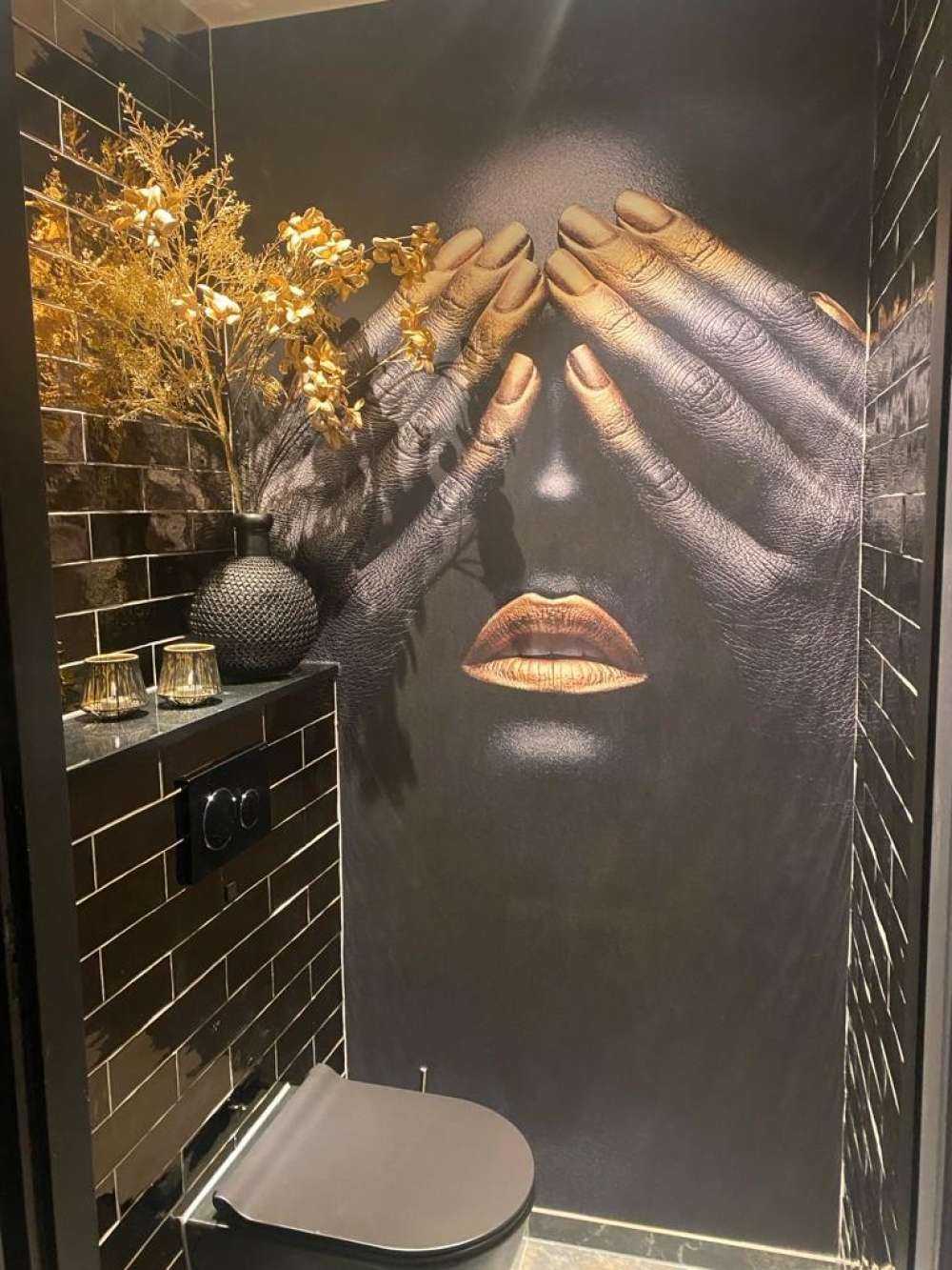 Femme avec les mains devant les yeux