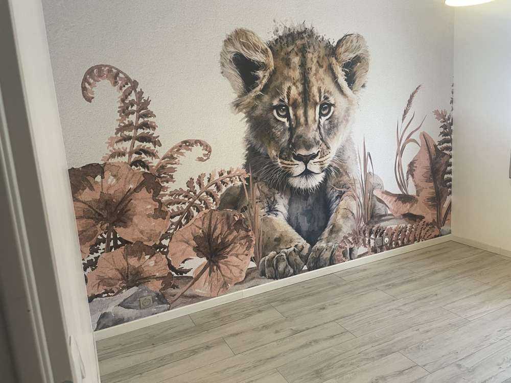 Bébé lion dans la jungle taupe