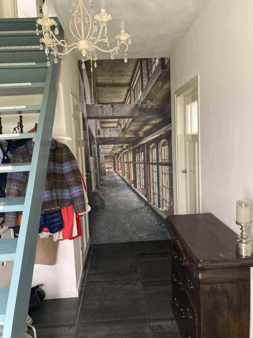 Passerelle dans un bâtiment abandonné