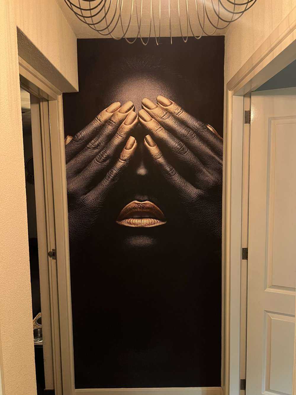 Femme avec les mains devant les yeux