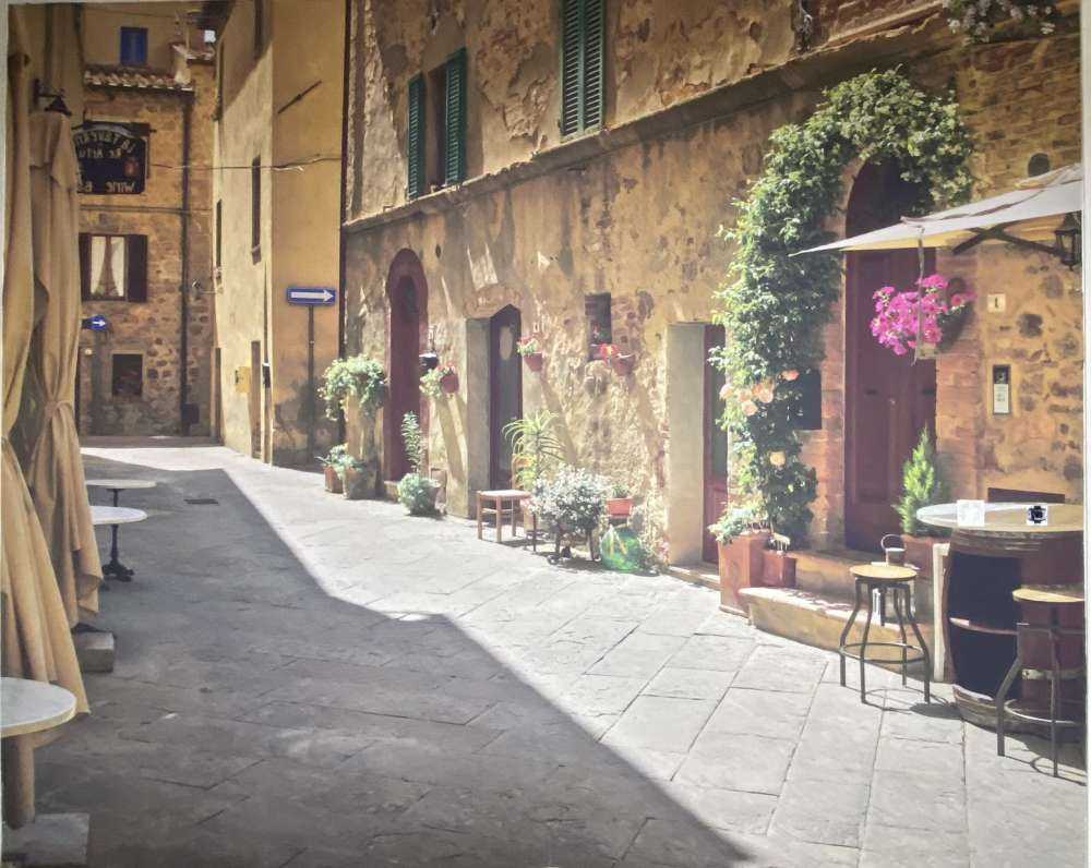 Terrasses dans une rue ancienne