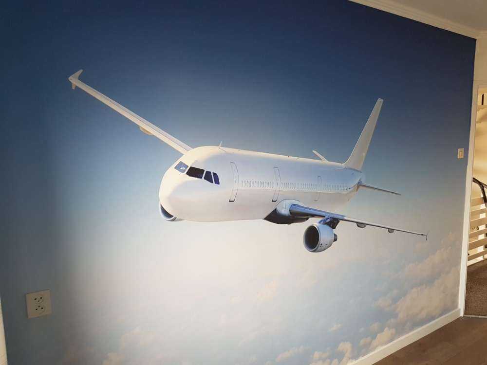 Un avion au-dessus des nuages