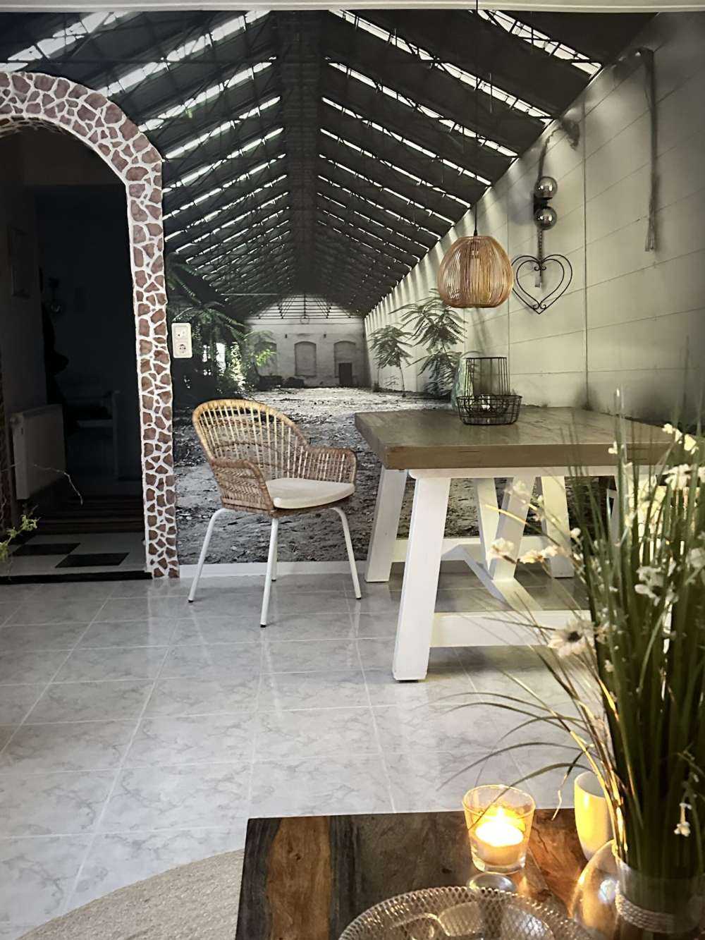 Hall industriel avec des plantes