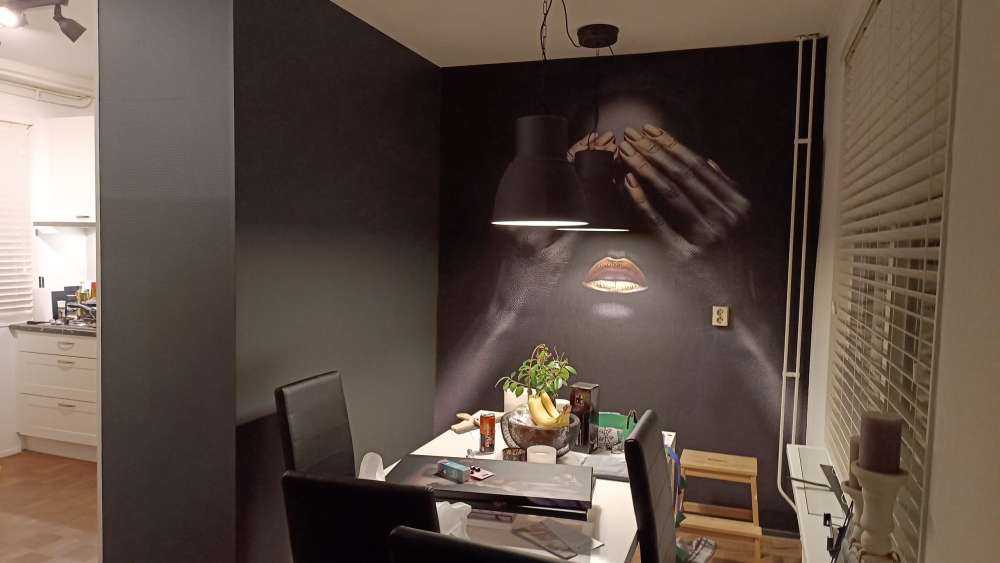 Femme avec les mains devant les yeux