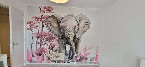 Bébé éléphant dans la jungle rose