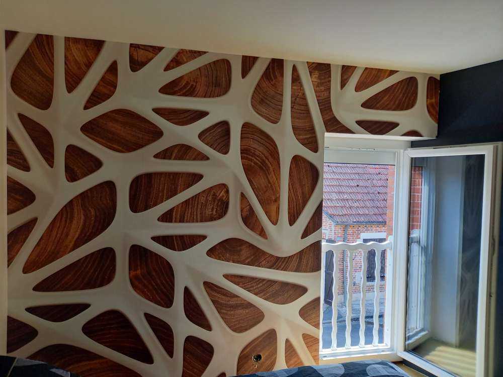 Motif blanc sur bois