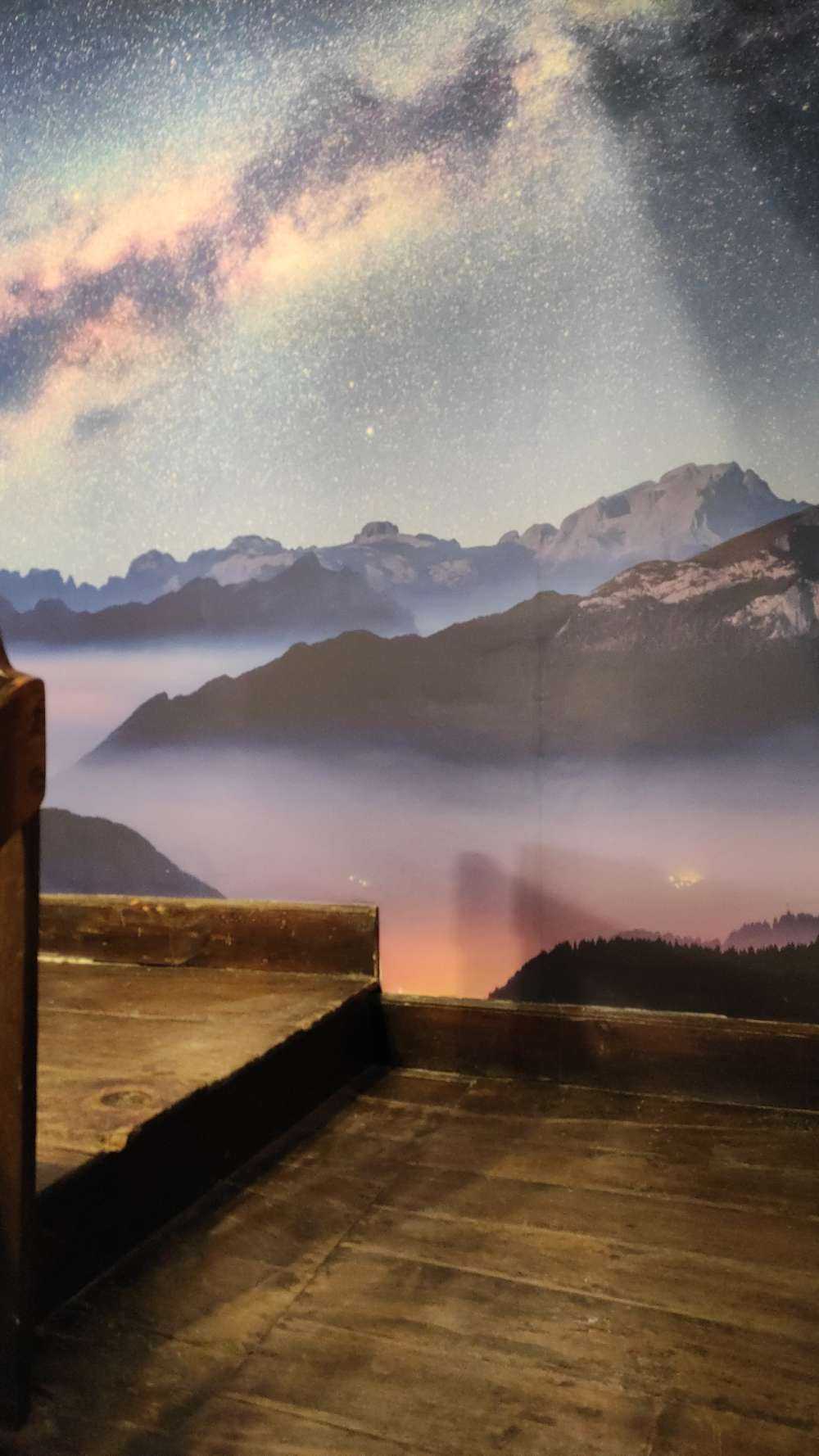 Ciel étoilé au-dessus des montagnes