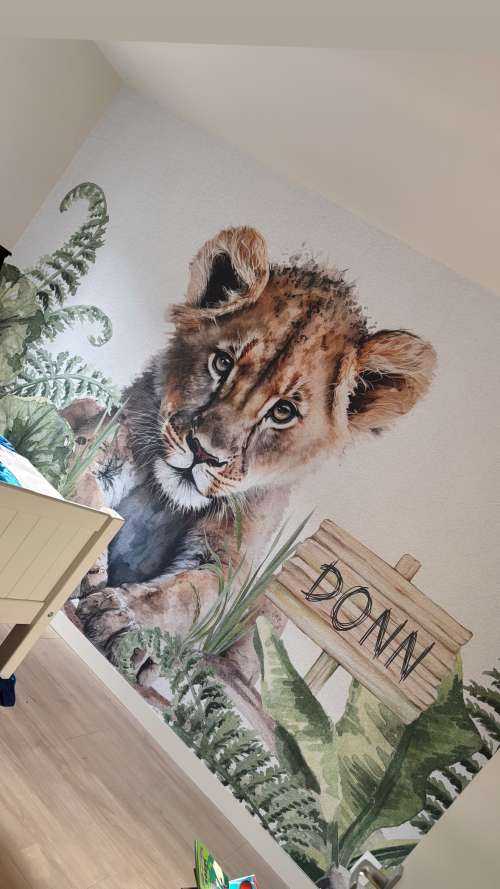 Bébé lion dans la jungle