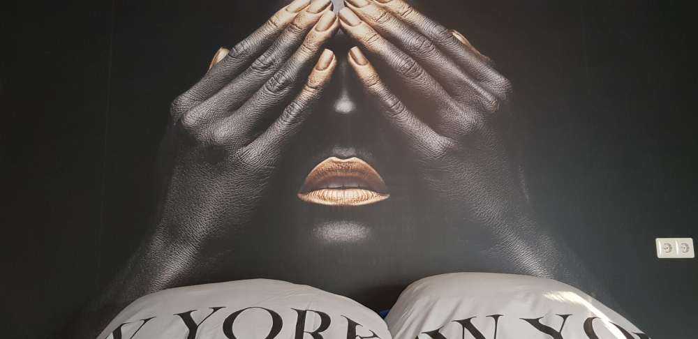 Femme avec les mains devant les yeux