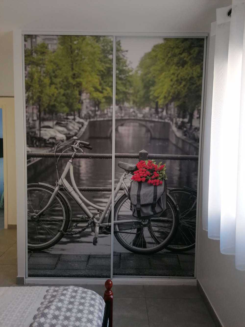 Vélo avec des fleurs