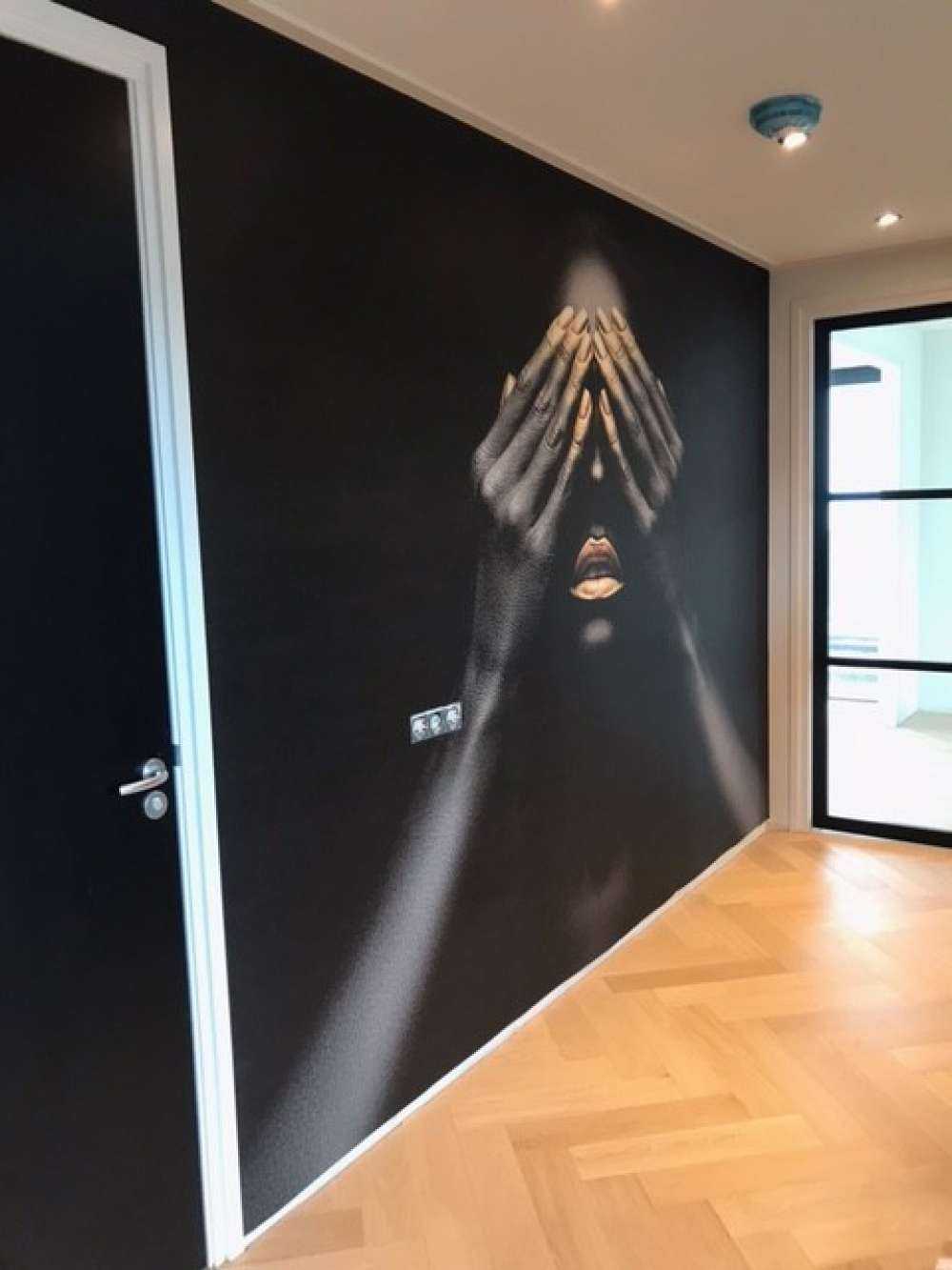 Femme avec les mains devant les yeux