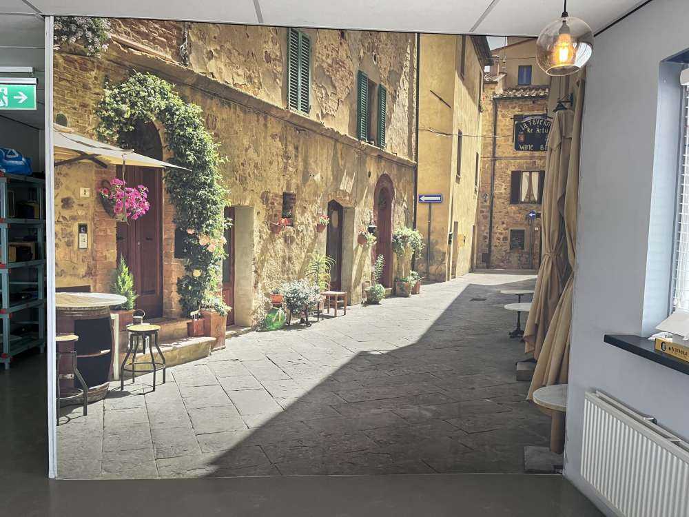Terrasses dans une rue ancienne