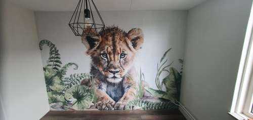 Bébé lion dans la jungle