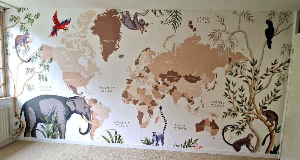 Carte du monde avec animaux de la jungle