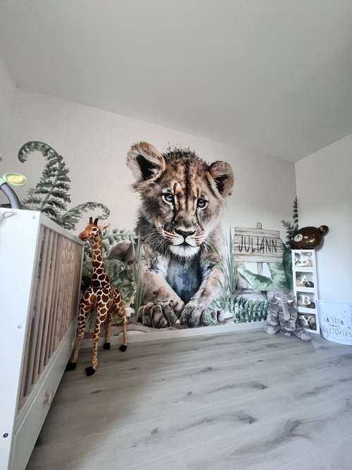 Bébé lion dans la jungle