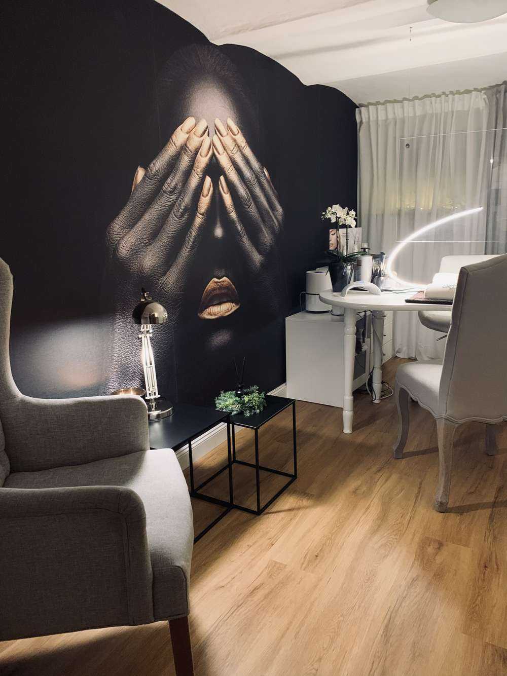 Femme avec les mains devant les yeux