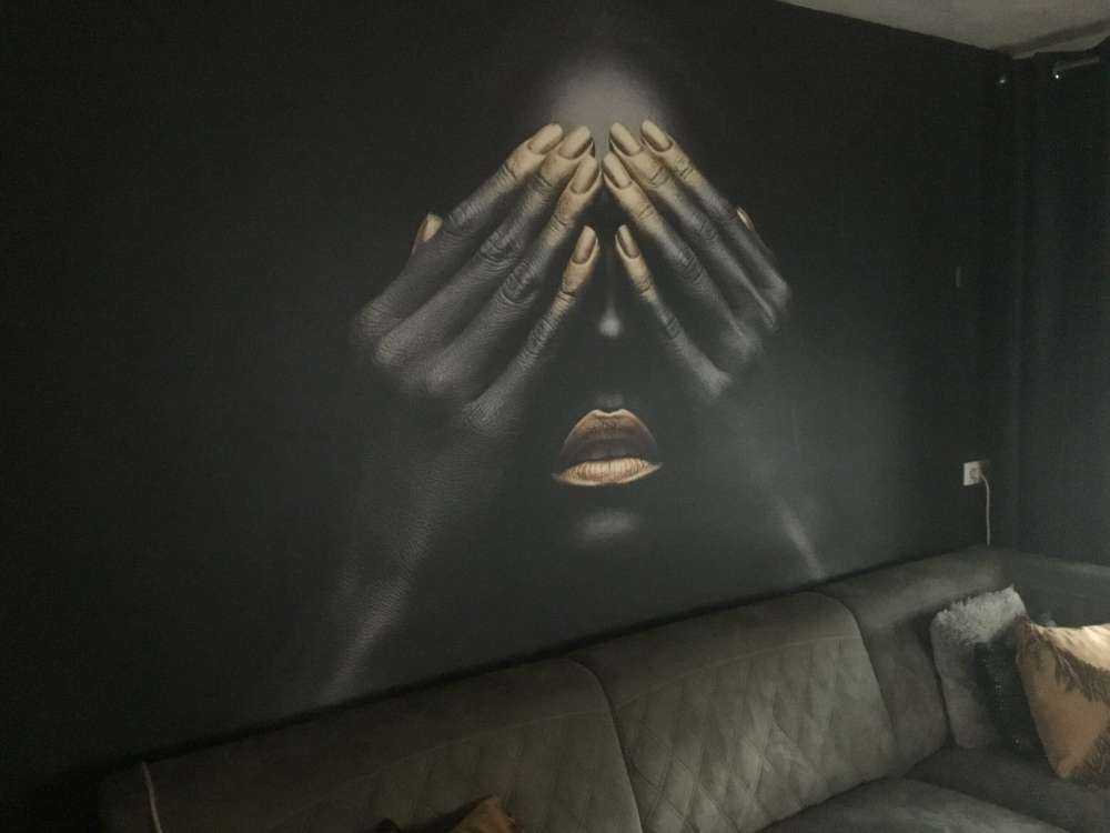 Femme avec les mains devant les yeux
