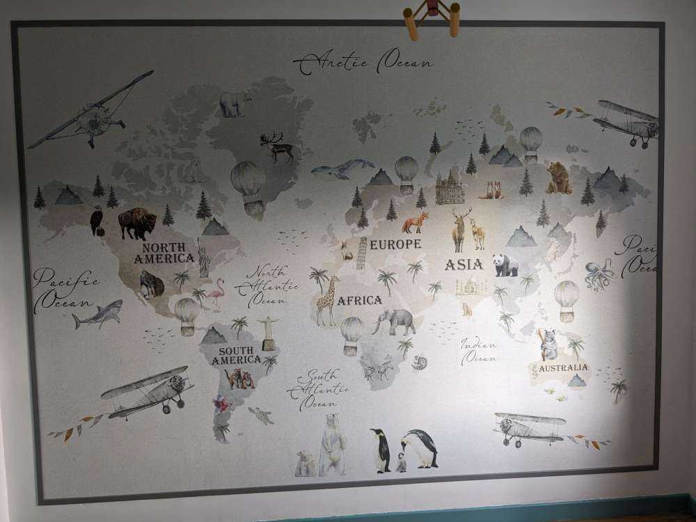 Carte du monde avec différents animaux