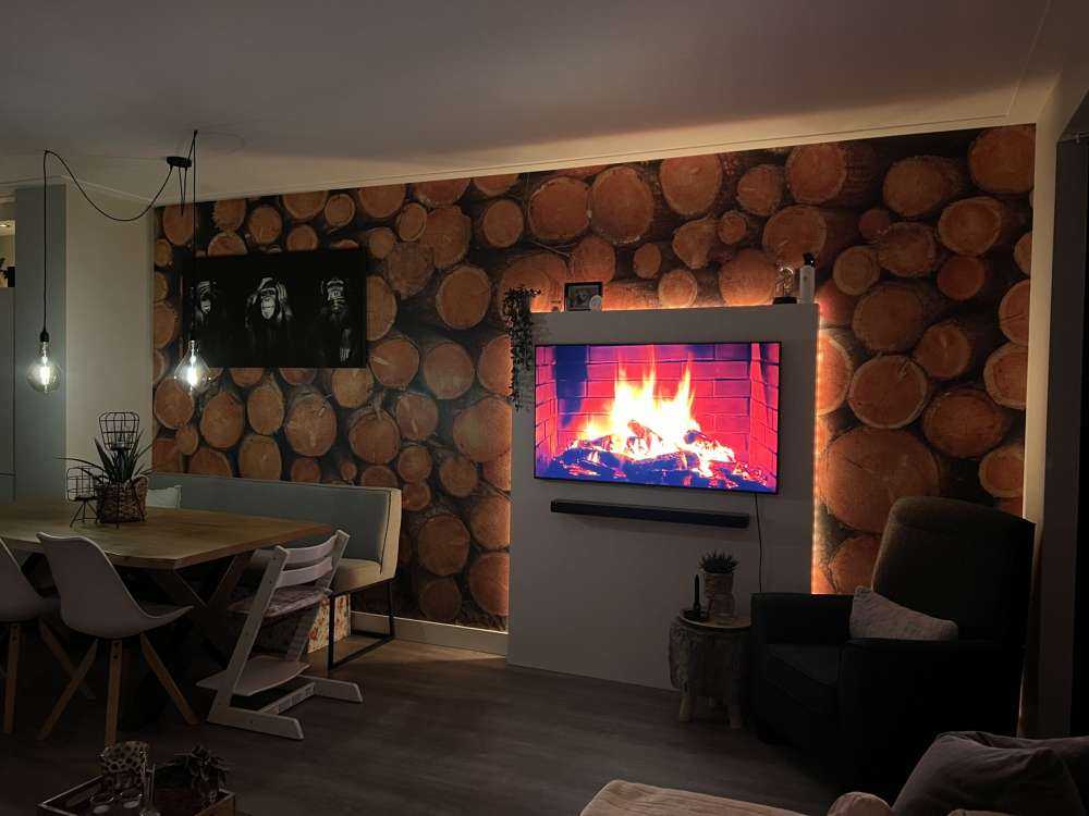 Pile de troncs d'arbres sombres