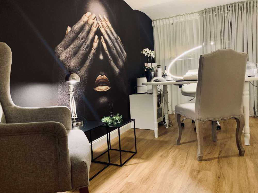 Femme avec les mains devant les yeux