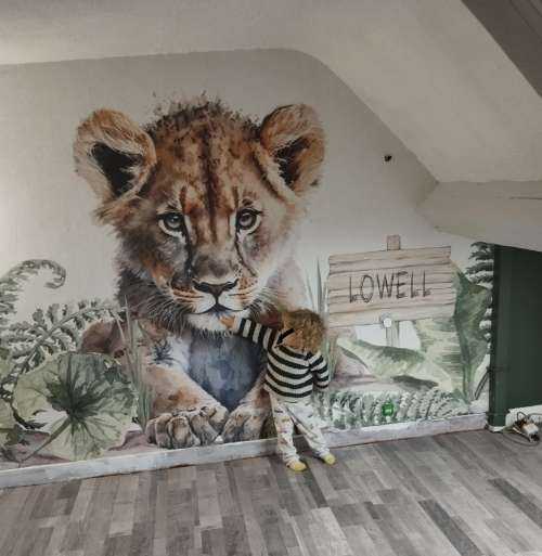 Bébé lion dans la jungle