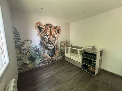 Bébé lion dans la jungle