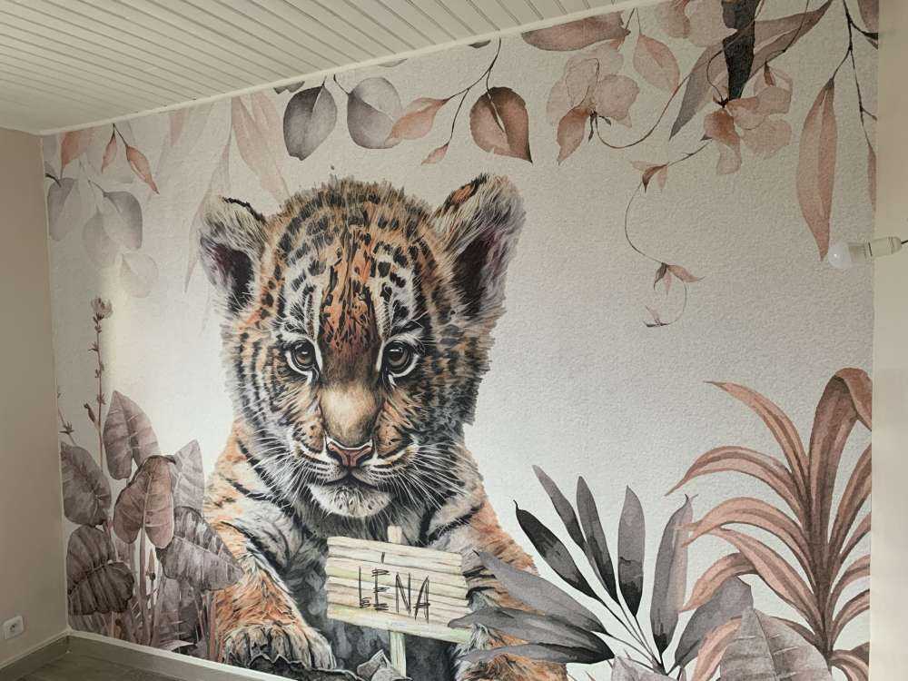 Bébé Tigre dans la jungle taupe