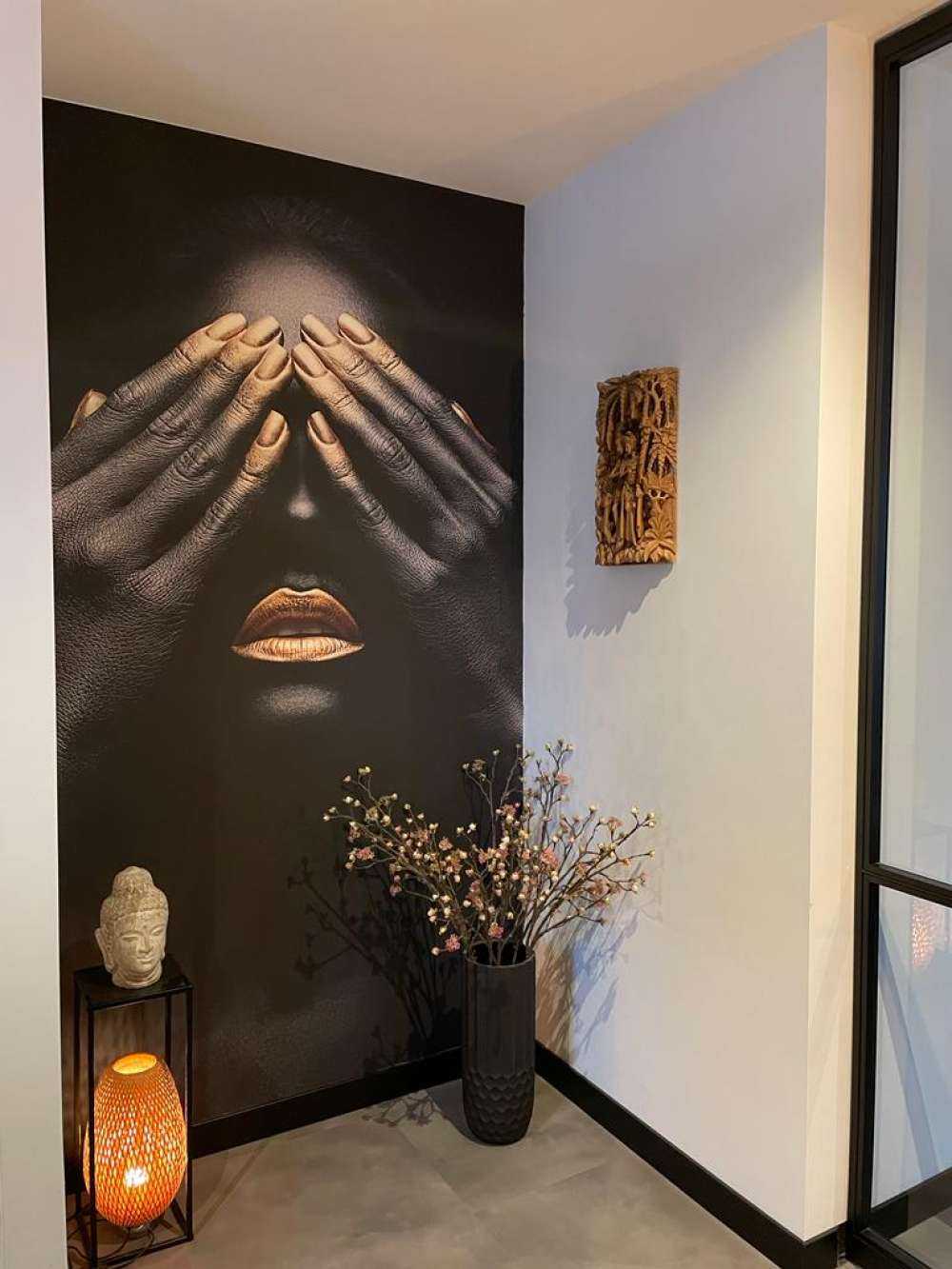 Femme avec les mains devant les yeux