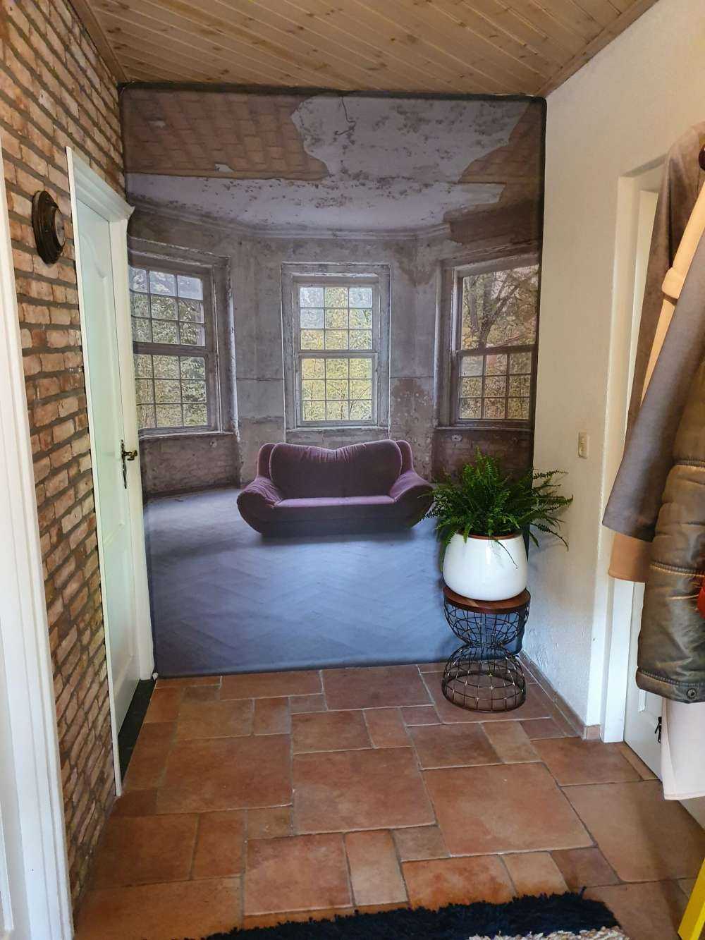 Canapé dans une pièce abandonnée
