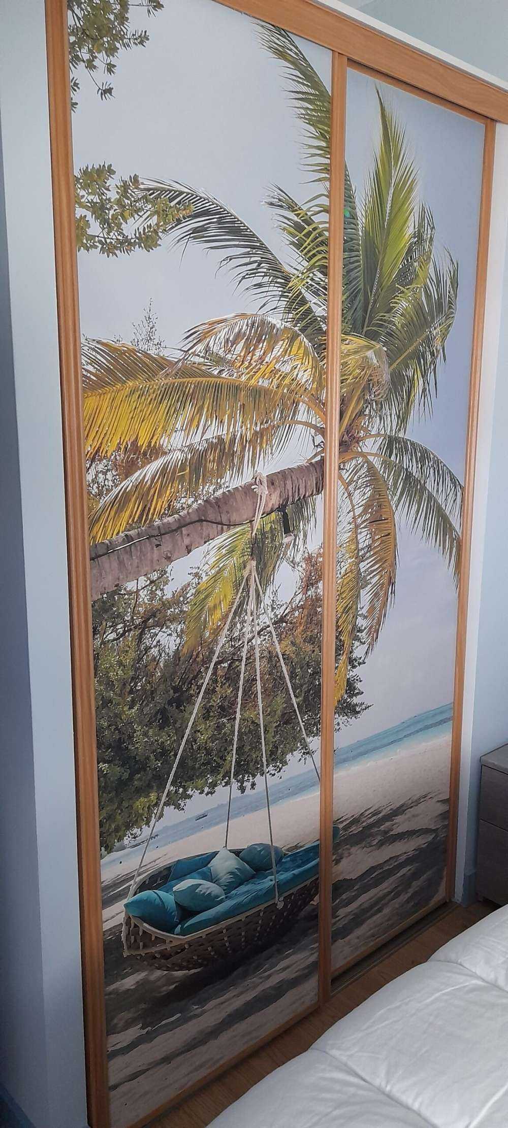 Plage tropicale avec balançoire