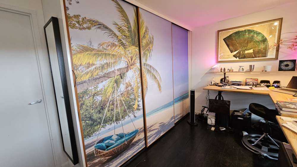 Plage tropicale avec balançoire