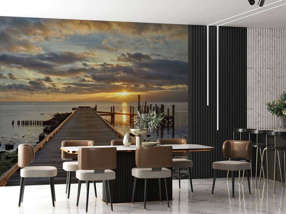 Jetée en bois avec le lever du soleil