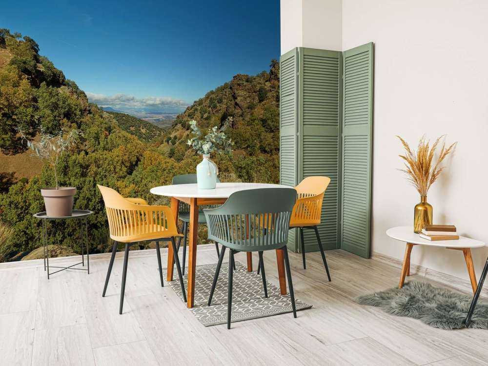 Regarder à travers le paysage de montagne
