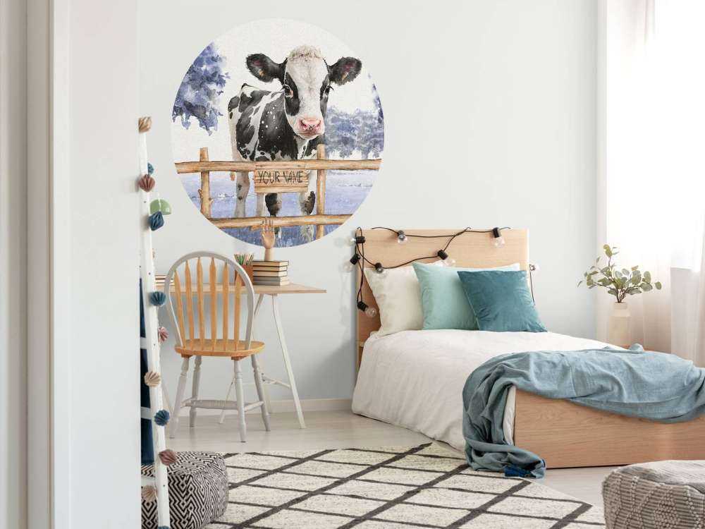 Jeune vache dans un pré bleu
