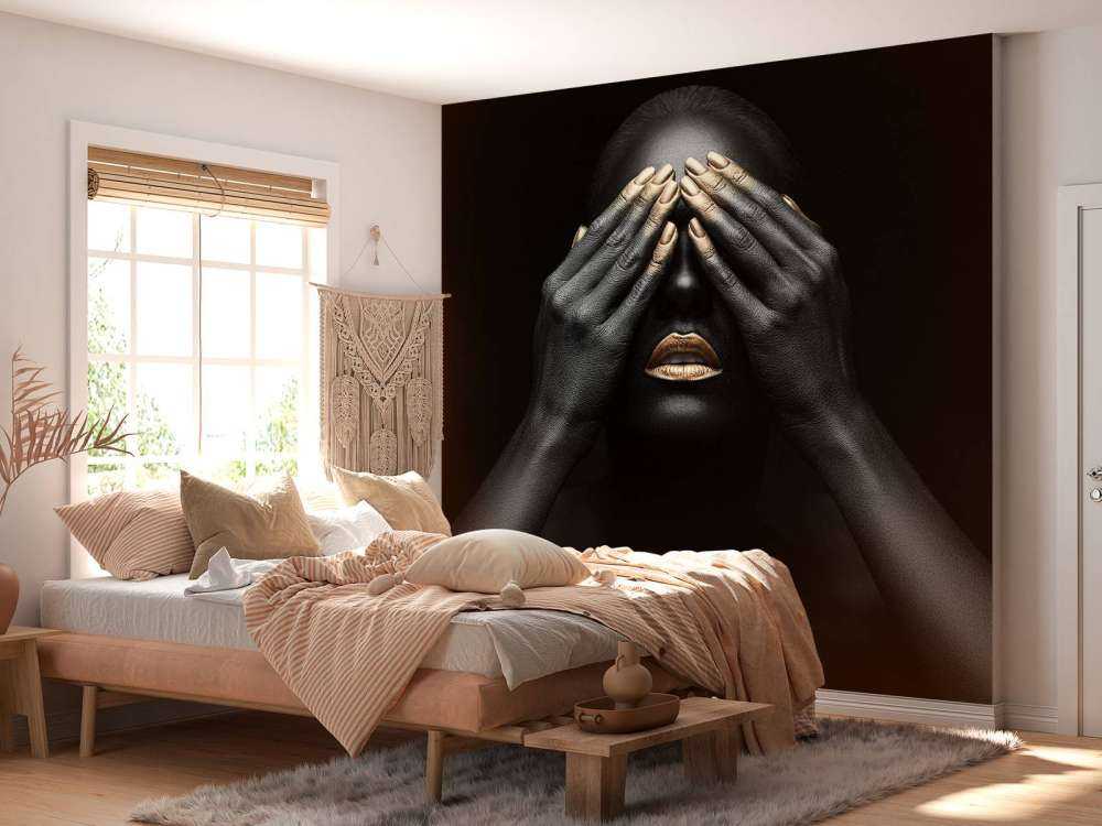 Femme avec les mains devant les yeux