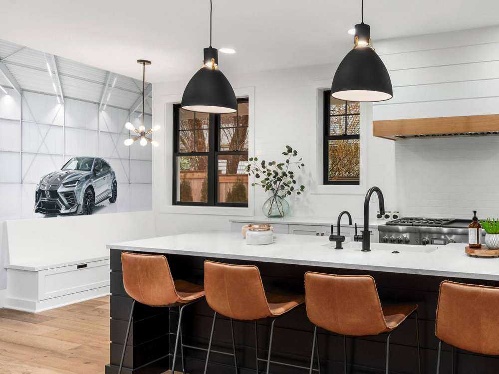 Lamborghini dans le hall blanc