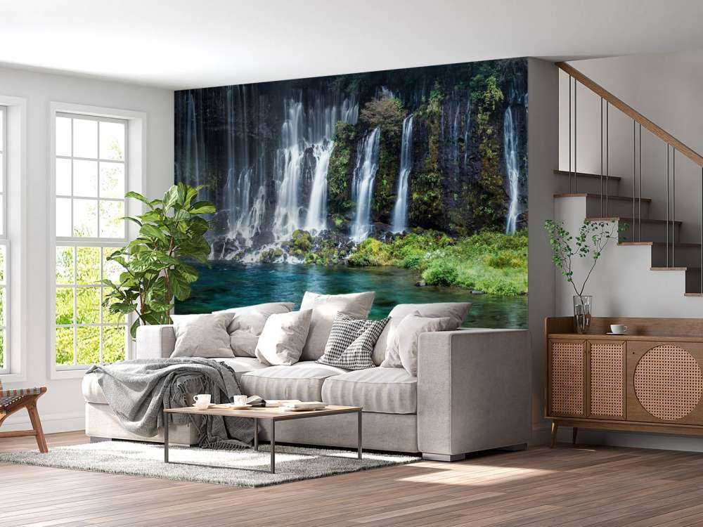 Panorama de cascade avec de l'eau bleue turquoise