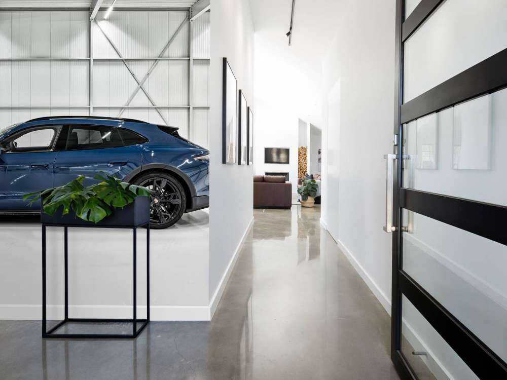 Porsche dans le hall industriel
