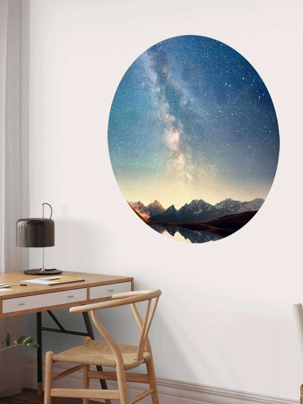 Ciel étoilé au-dessus des montagnes