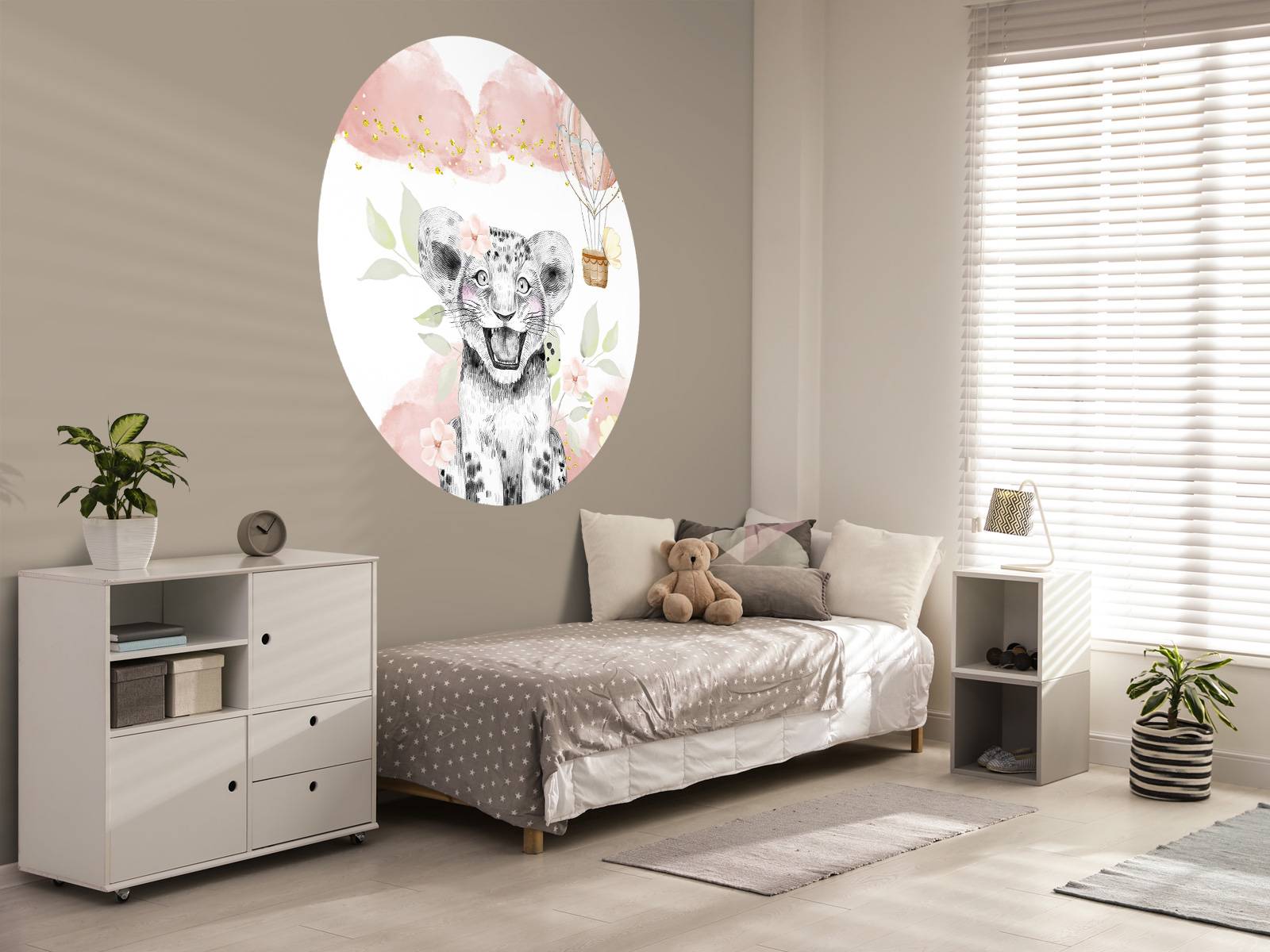 Lionceau joyeux et ballon à air