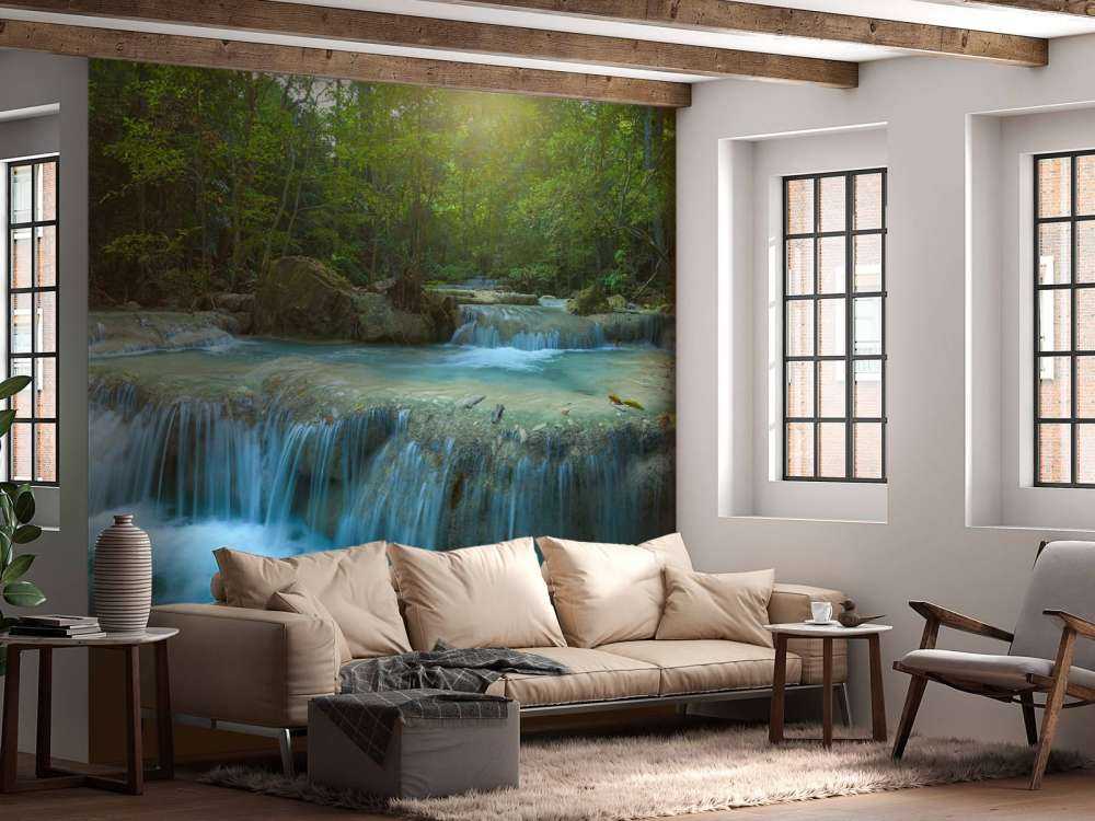 Belle chute d'eau profonde