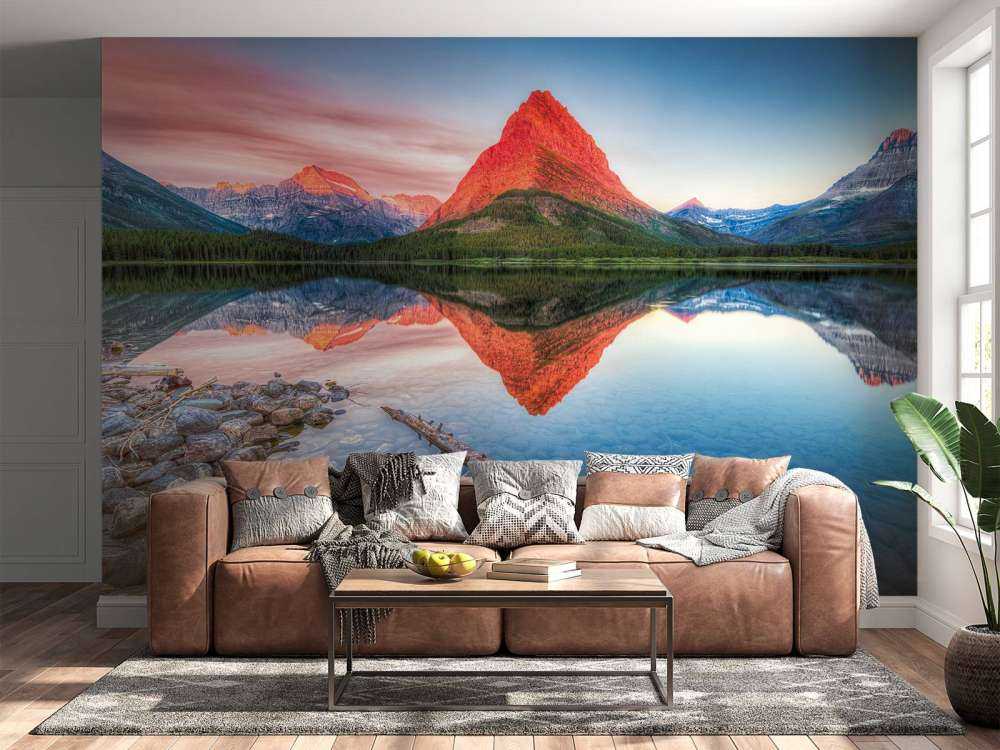 Le sommet d'une montagne rouge