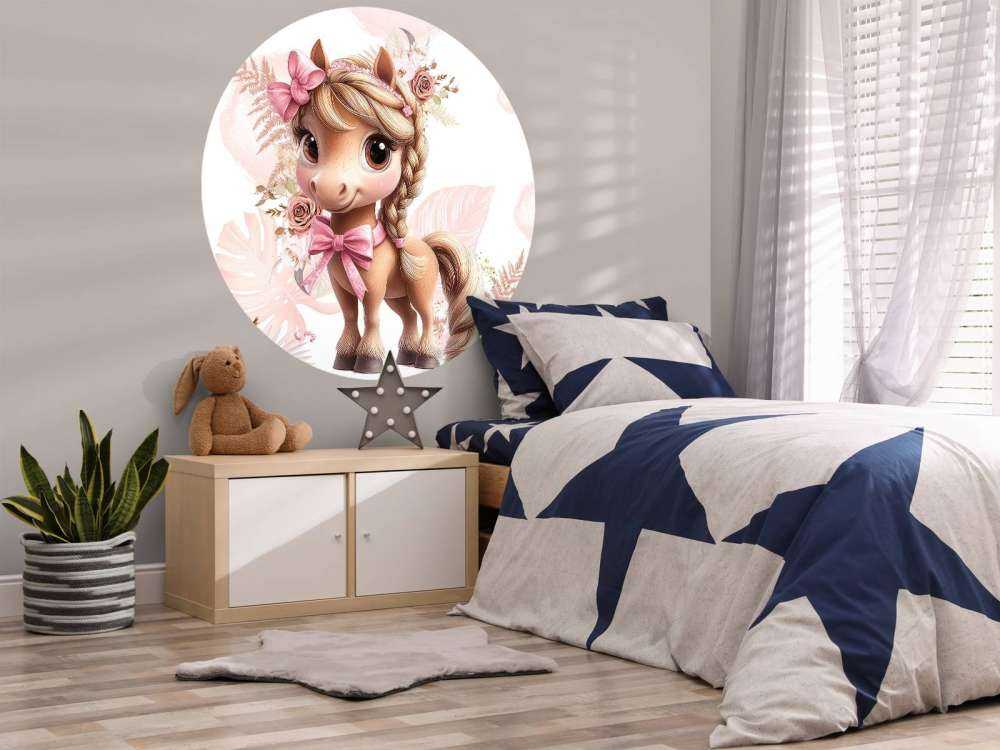 Poney élégant avec un nœud rose