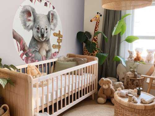 Bébé koala dans la jungle rose