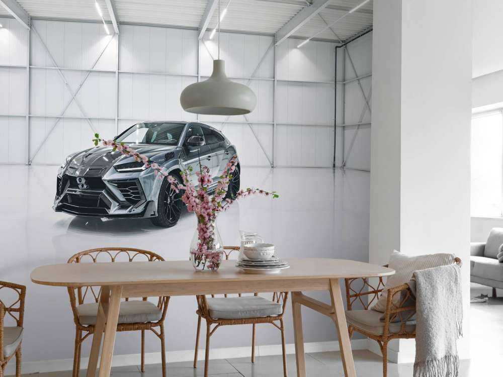 Lamborghini dans le hall blanc