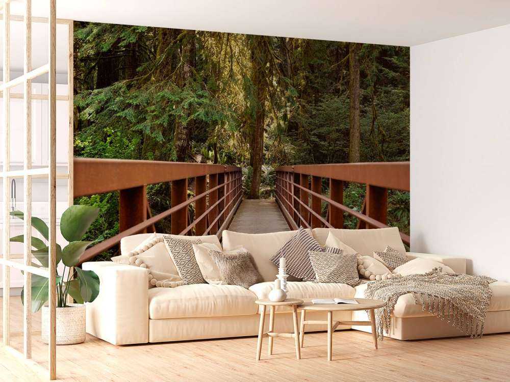 Pont rouillé dans la forêt