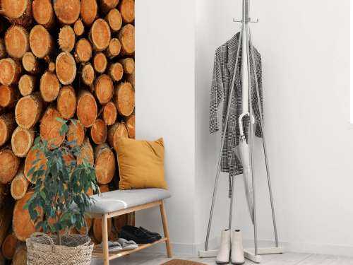 Pile de troncs d'arbres sombres