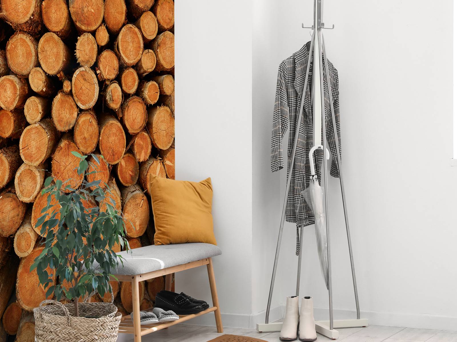 Pile de troncs d'arbres sombres