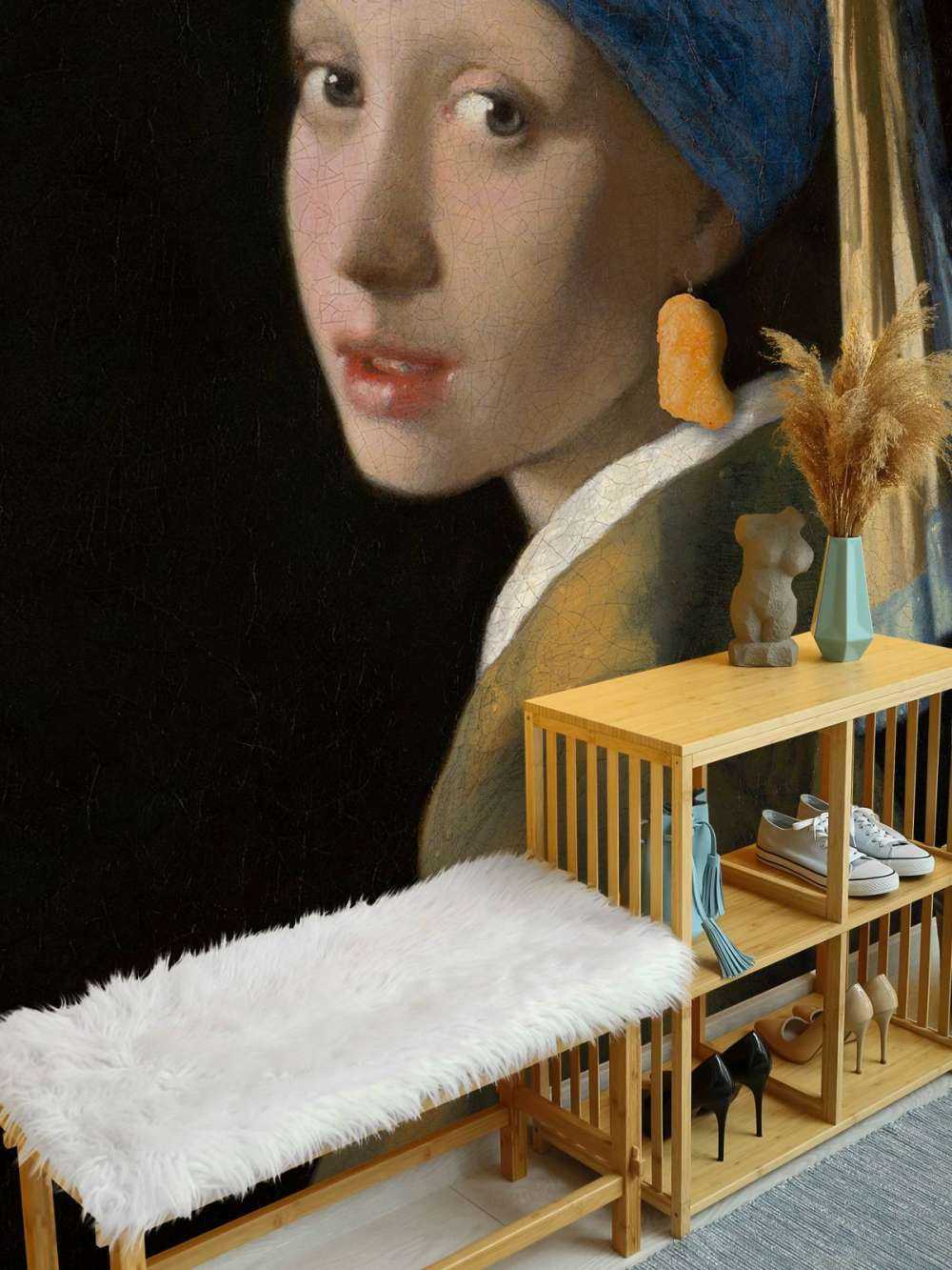 La jeune fille avec un nugget de poulet